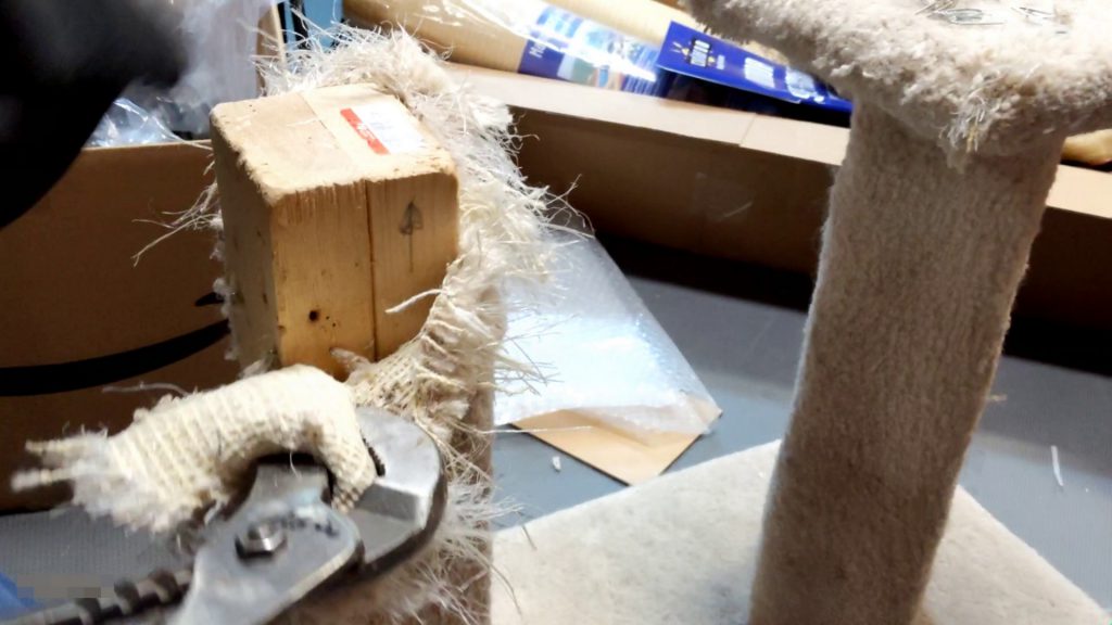 How to repair a scratching post for your beloved cats?